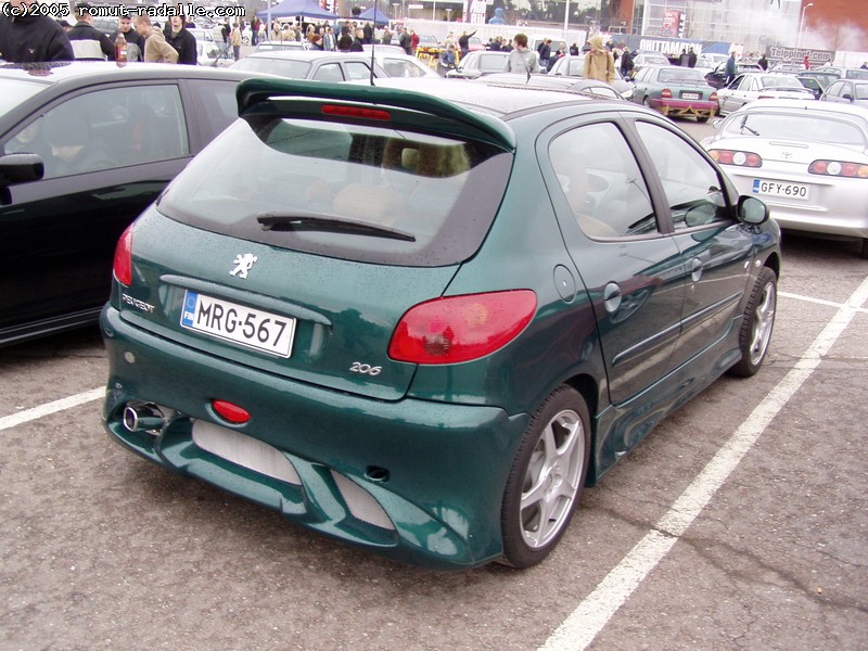 Vihreä Peugeot 206 Tuning