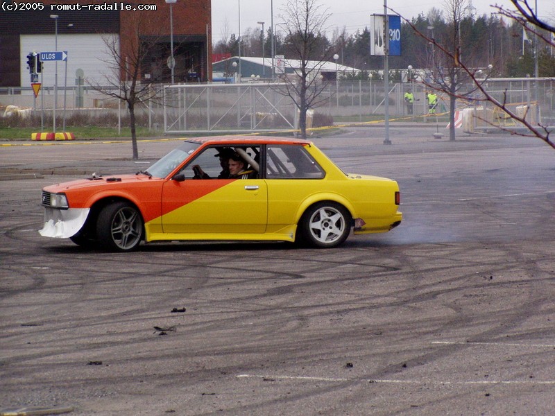 Toyota Corolla KE70, oranssi-keltainen