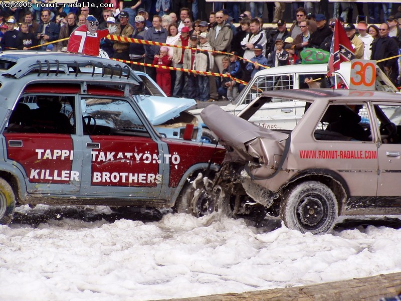 Tappi Takatyöntö Killer Brothers ja Harrin Corolla