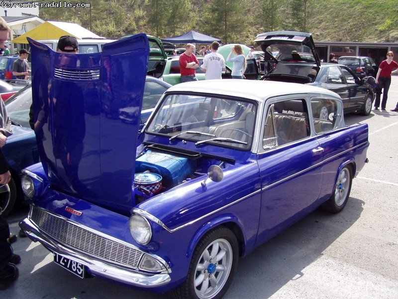 Sininen Ford Anglia