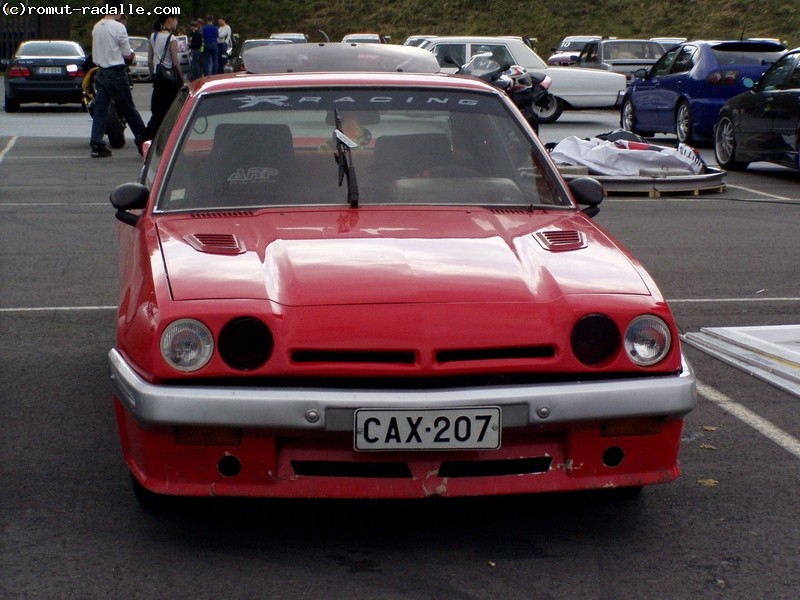 Punainen Opel Manta