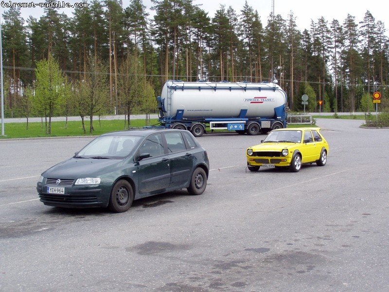 Pikkunen köyden jatkona. Starlet Fiatin hinauksessa.