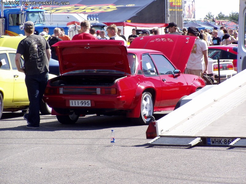 Punainen Opel Ascona