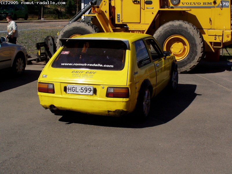 Keltainen KP60 Toyota Starlet 1980