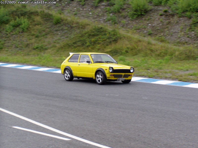 Keltainen Toyota Starlet