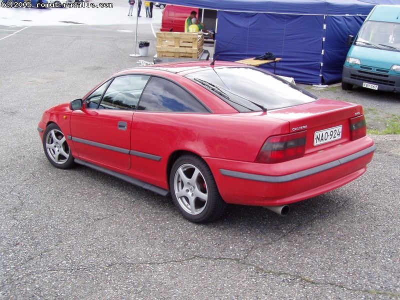 Punainen Opel Calibra