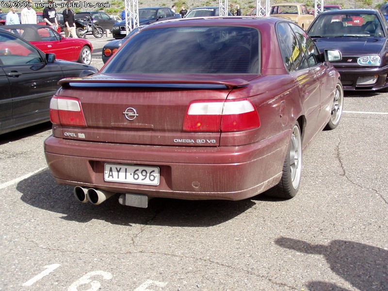 Punainen Opel Omega 3.0 V6