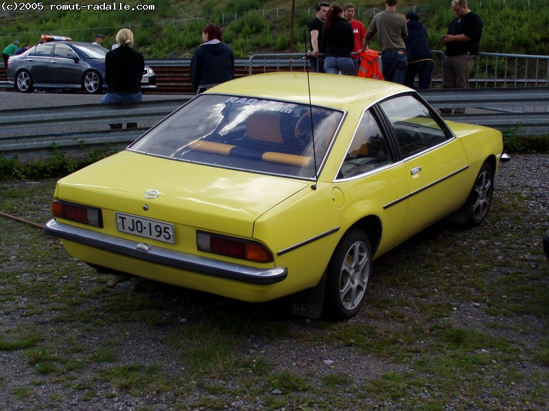 Keltainen Opel Kadett