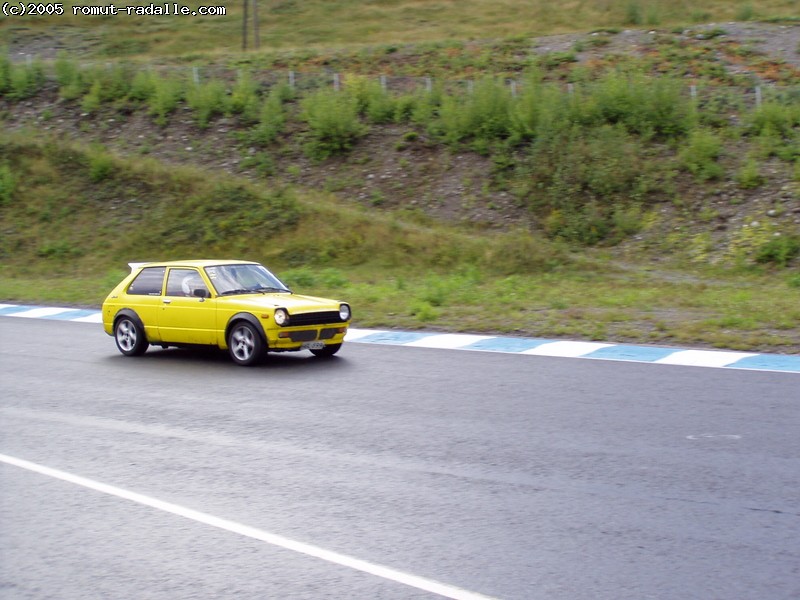 Keltainen Toyota Starlet KP60