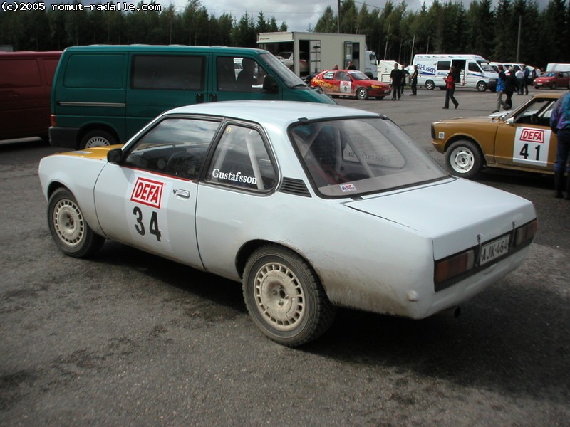 Valkoinen Opel Ascona Gustafsson