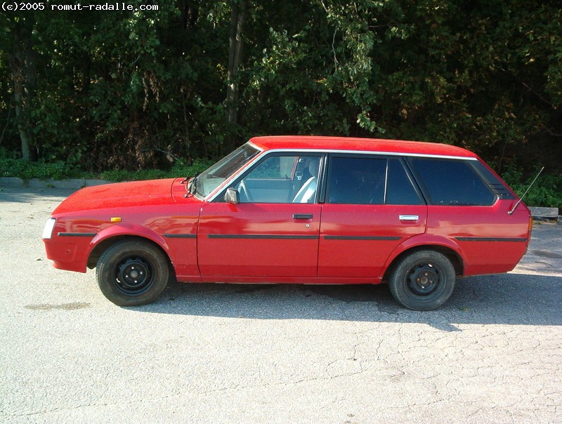 Punainen KE70 Toyota Corolla 4D Wagon vasen kylki