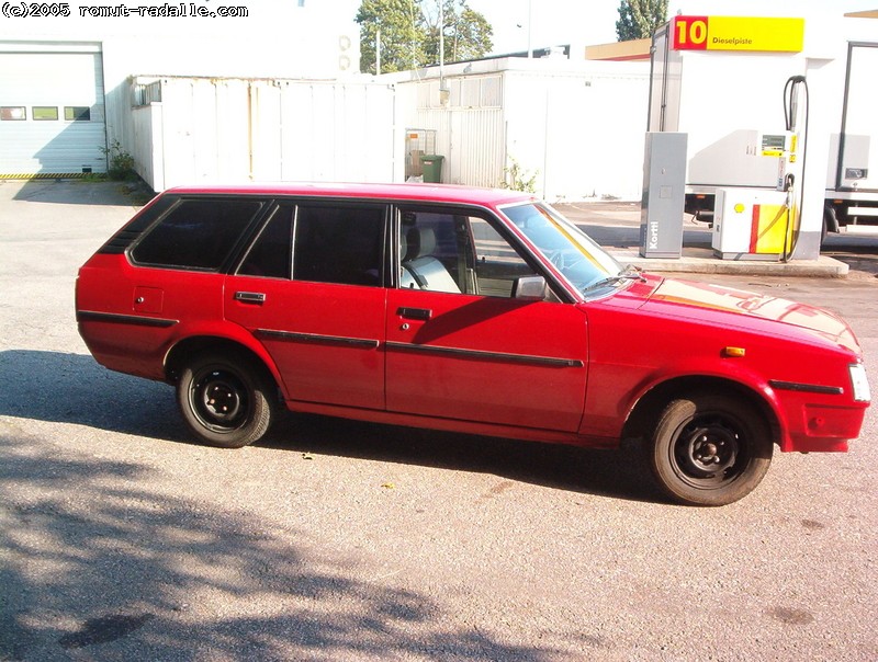 Punainen KE70 Toyota Corolla 4D Wagon oikea kylki