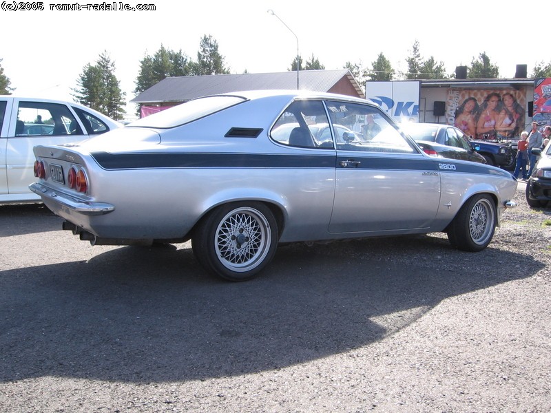 Harmaa Opel Manta 2800