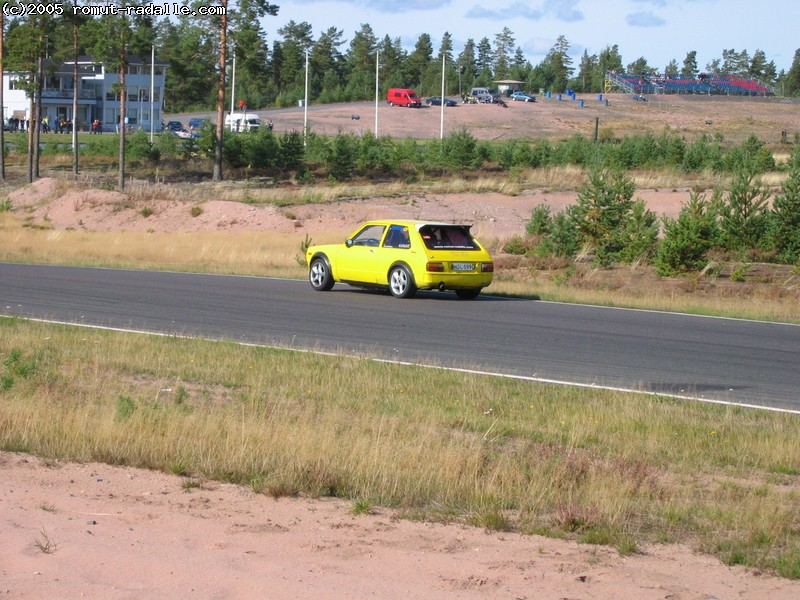 Keltainen Toyota Starlet KP60