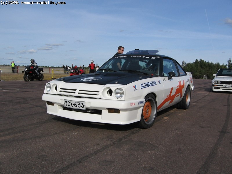 Valkoinen Opel Manta