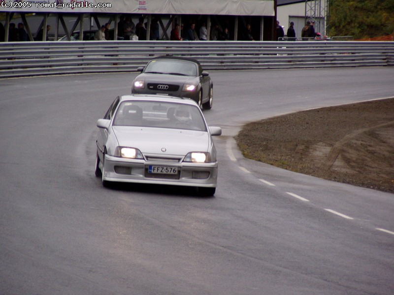 Harmaa Opel Omega