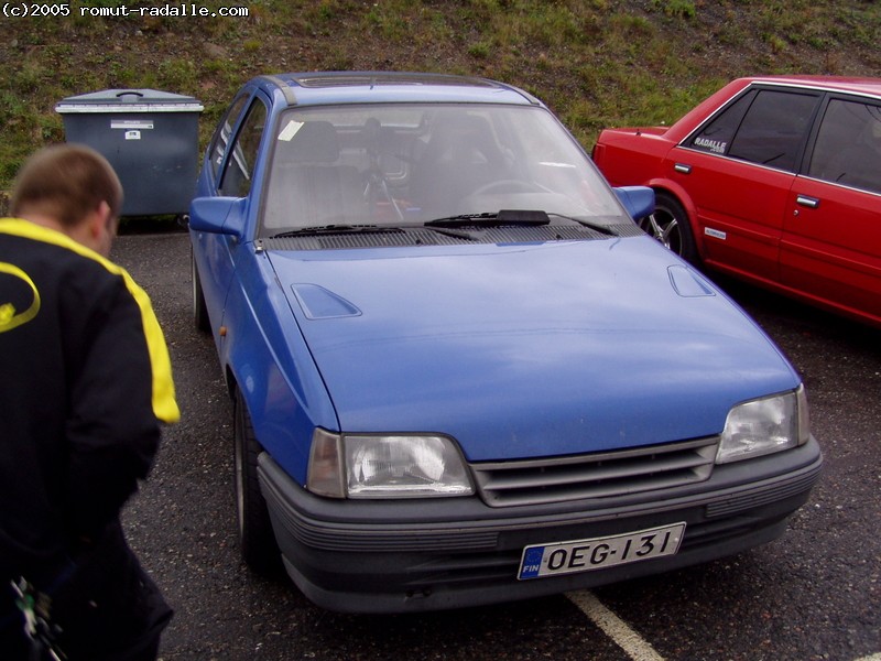 Sininen Opel Kadett