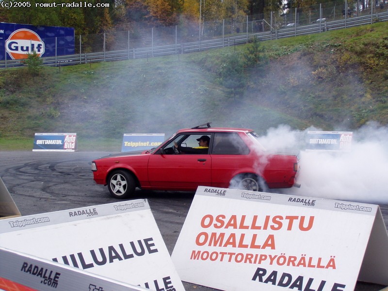 Punainen Toyota Corolla DX