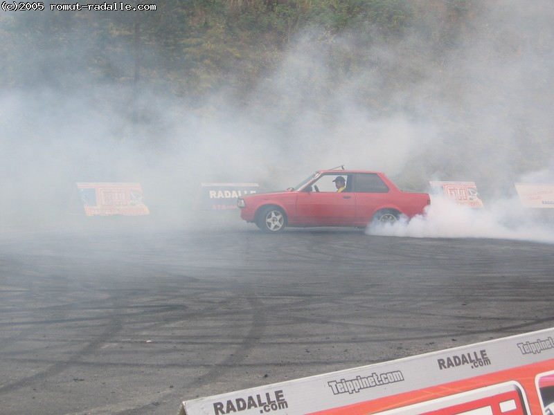 Toyota Corolla DX punainen Burnout