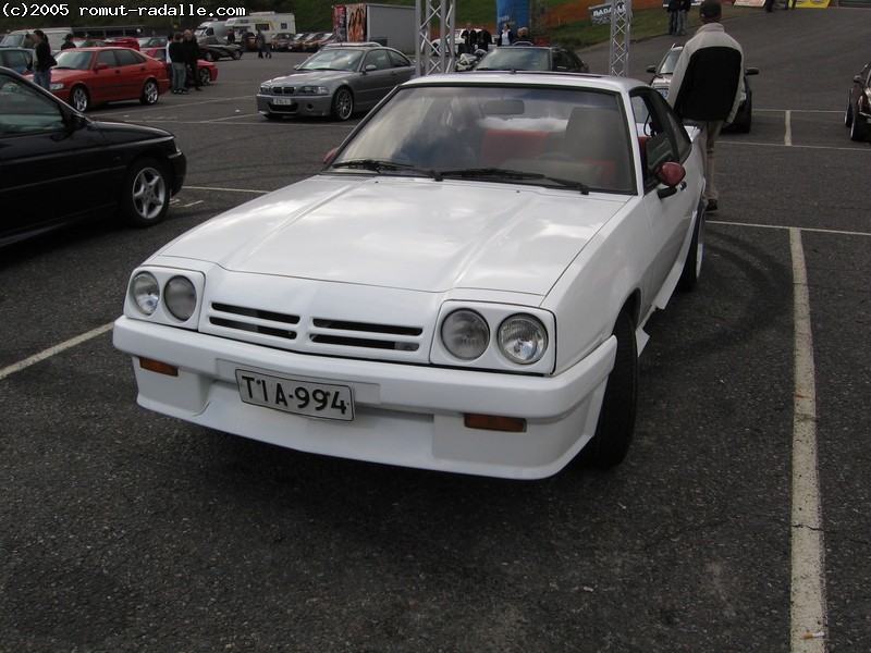 Valkoinen Opel Manta