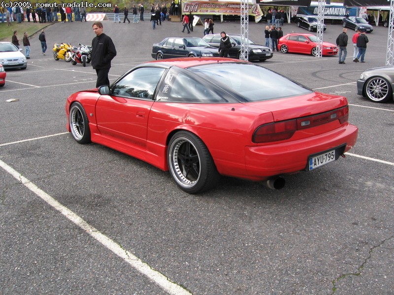 Punainen Nissan 200SX