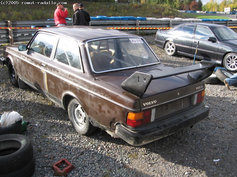 Ruskea Volvo 242 CL Spoilerilla