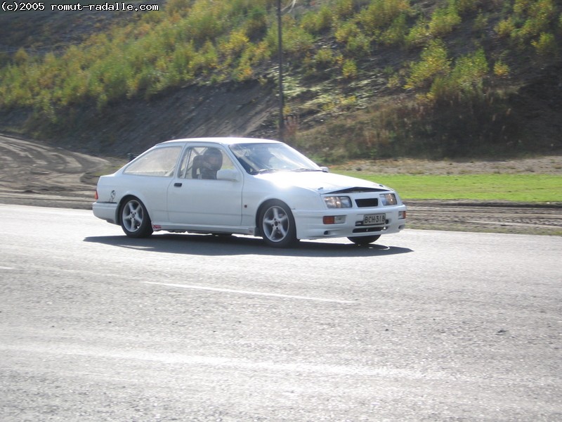 Valkoinen Ford Sierra