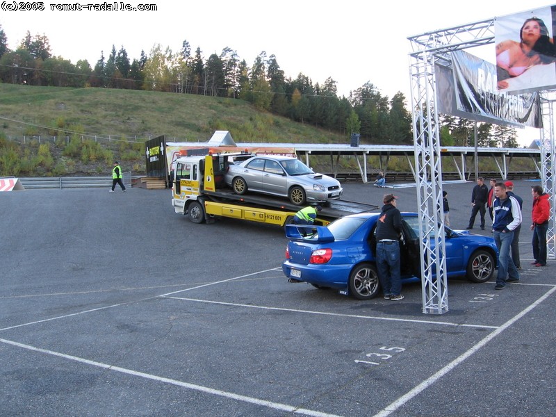 Harmaa ja Sininen Subaru Impreza