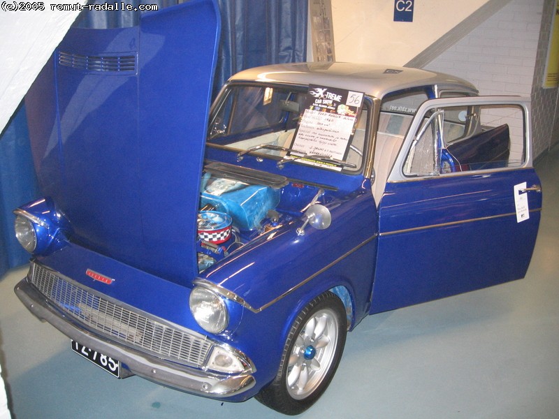 Sininen Ford Anglia