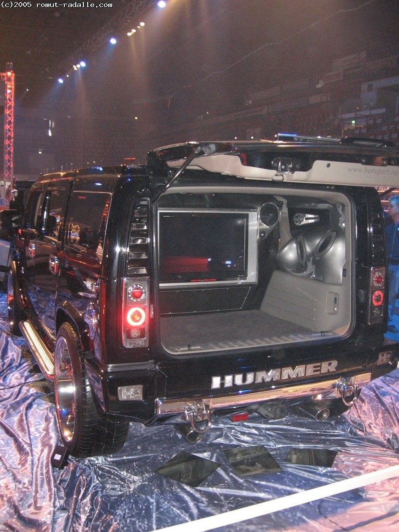 Musta Hummer H2