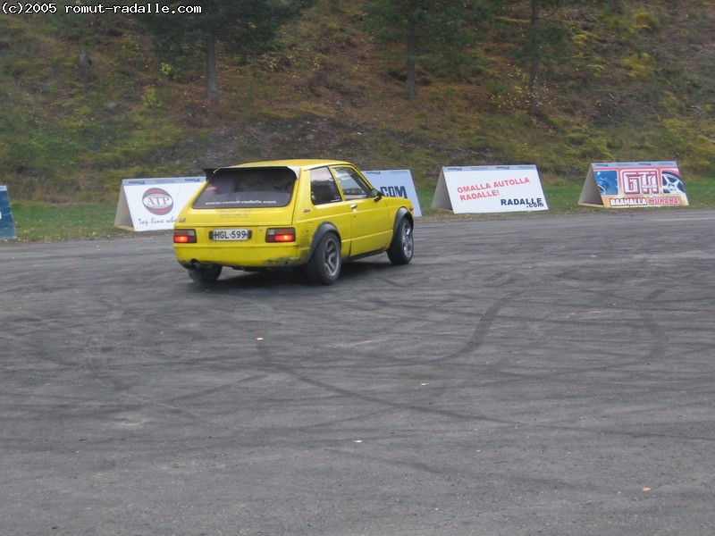 Keltainen Toyota Starlet