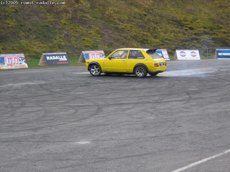 Keltainen Toyota Starlet