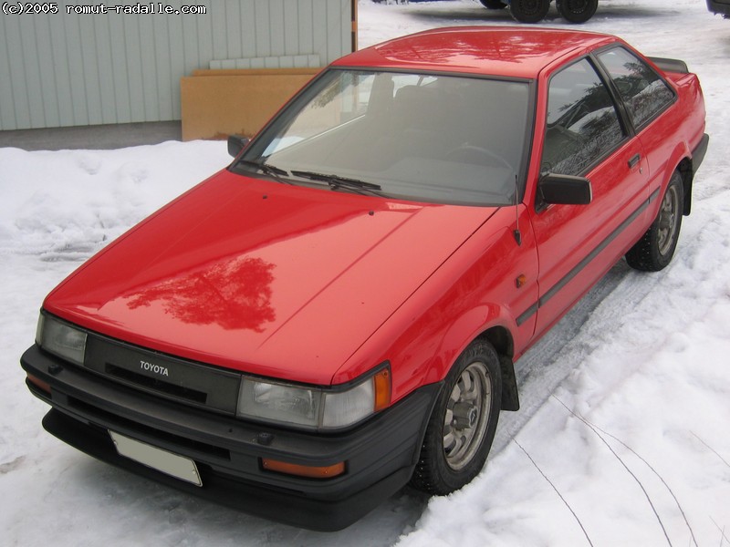 AE86 Toyota Corolla GT, punainen