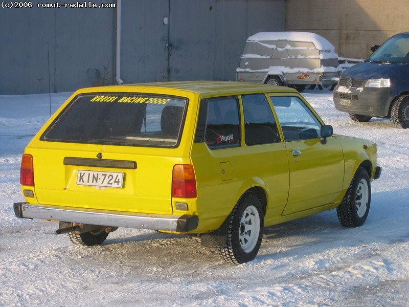 Keltainen Toyota Corolla KE70 farmari