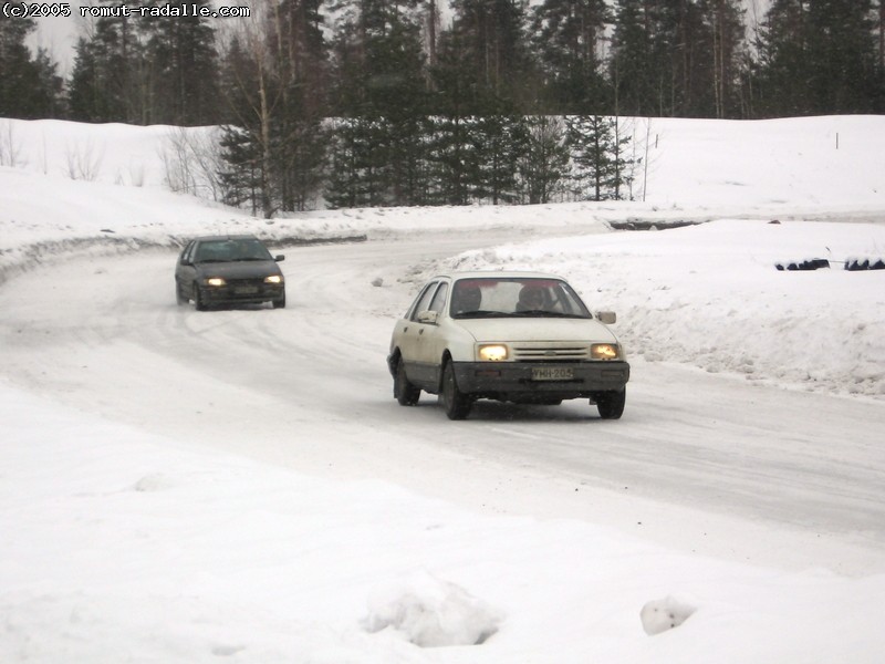 Valkoinen Ford Sierra