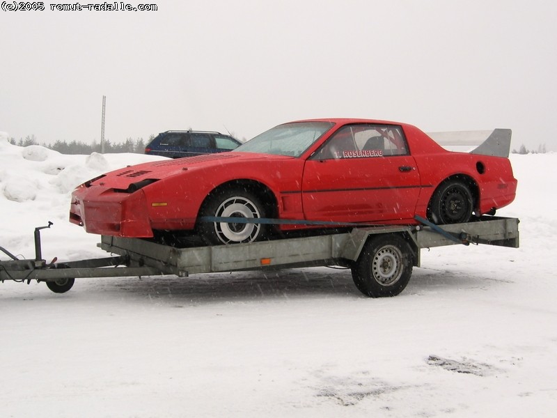 Punainen Pontiac Trailerilla