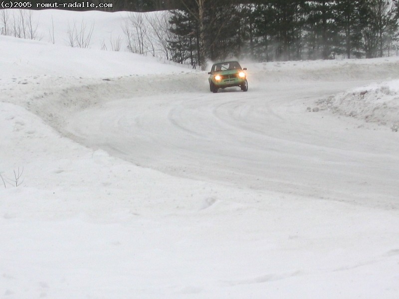 Vihreä välikoppa-Escort lumella