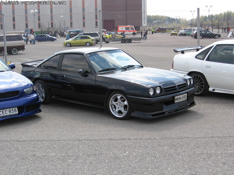 Musta Opel Manta