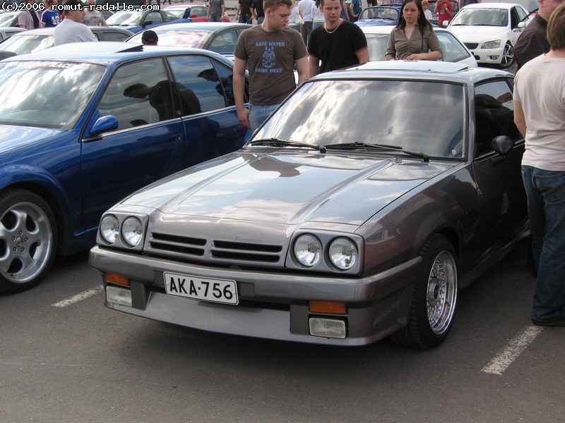 Harmaa Opel Manta