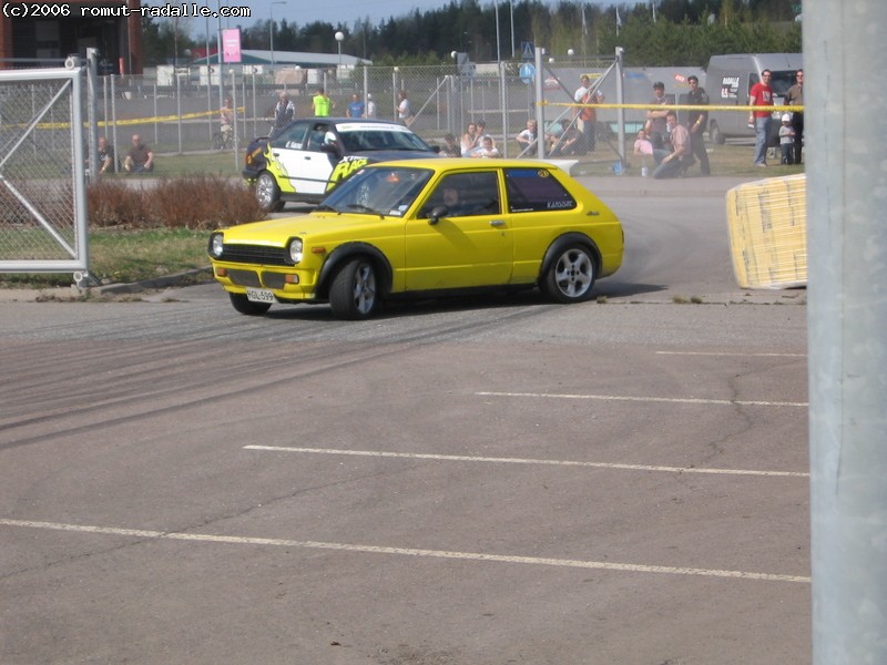 Keltainen Toyota Starlet