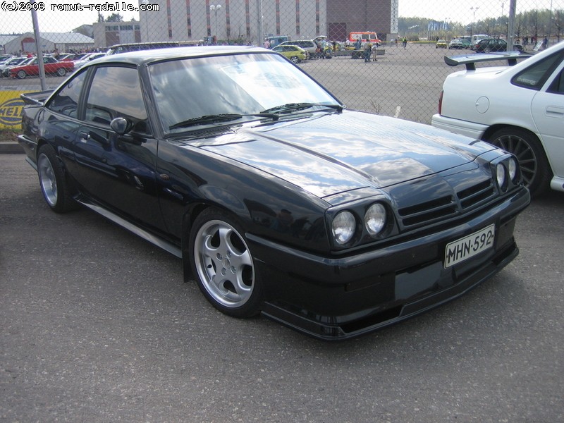 Musta Opel Manta