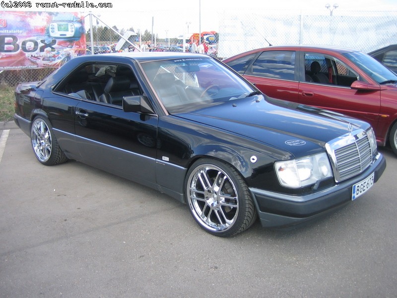 Musta Mercedes-Benz Coupe C124 230