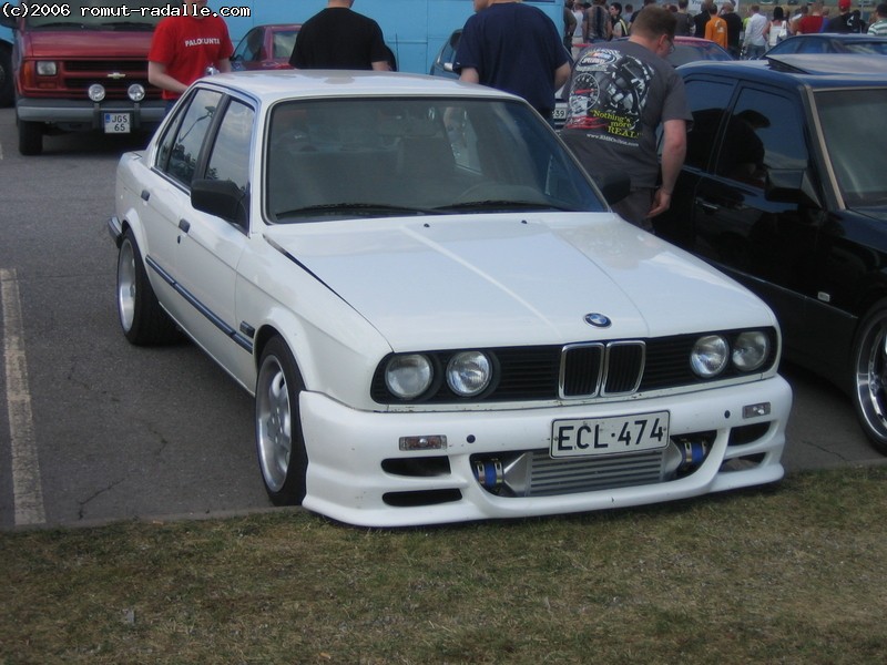 Valkoinen BMW E30 320