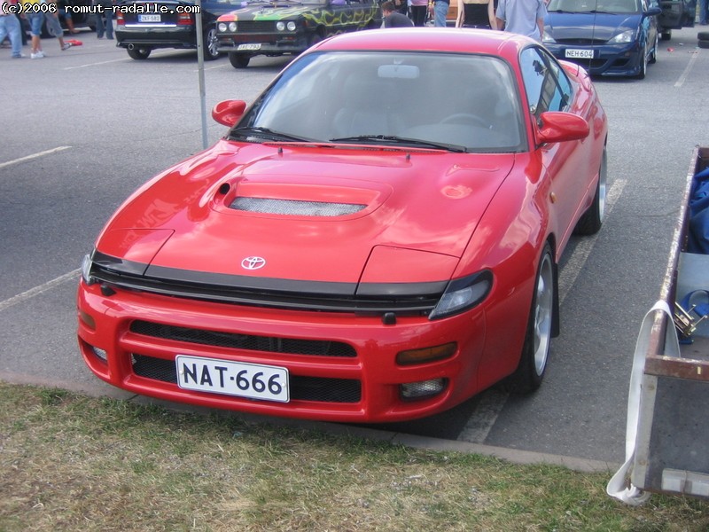 Punainen Toyota Celica Coupe ST185