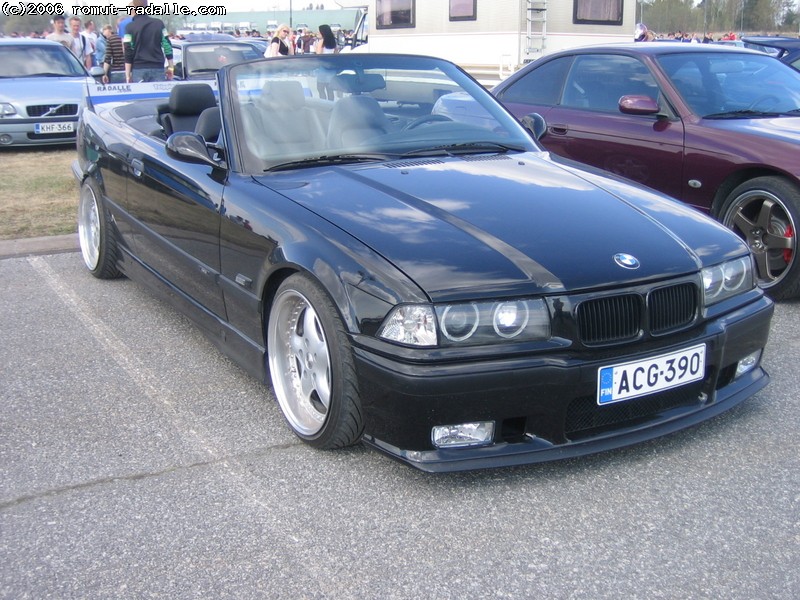 Musta BMW E36 Cabriolet
