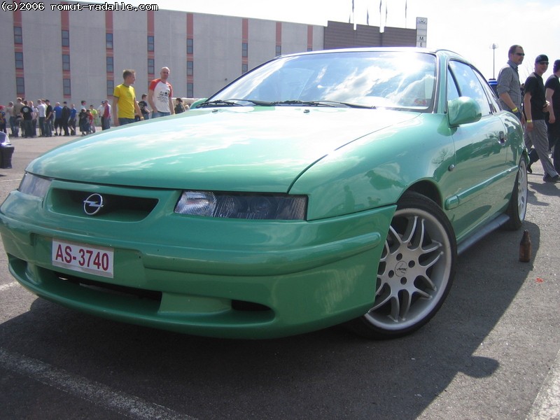 Vihreä Opel Calibra