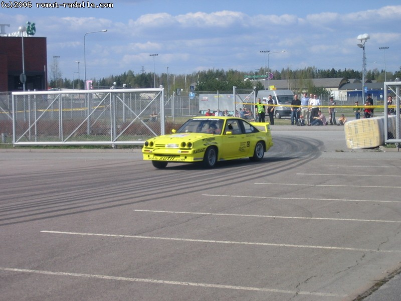 Keltainen Opel Manta