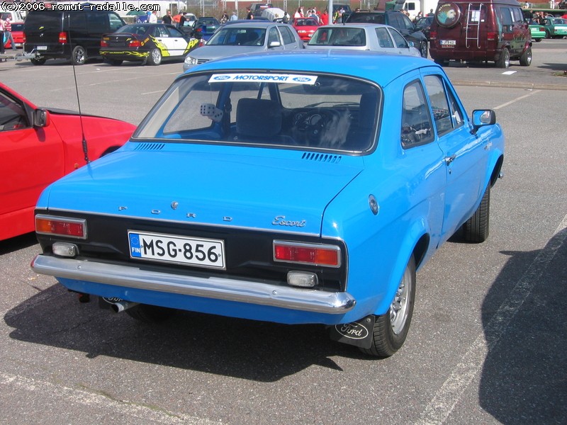 Sininen Ford Escort vanhakoppainen MK1