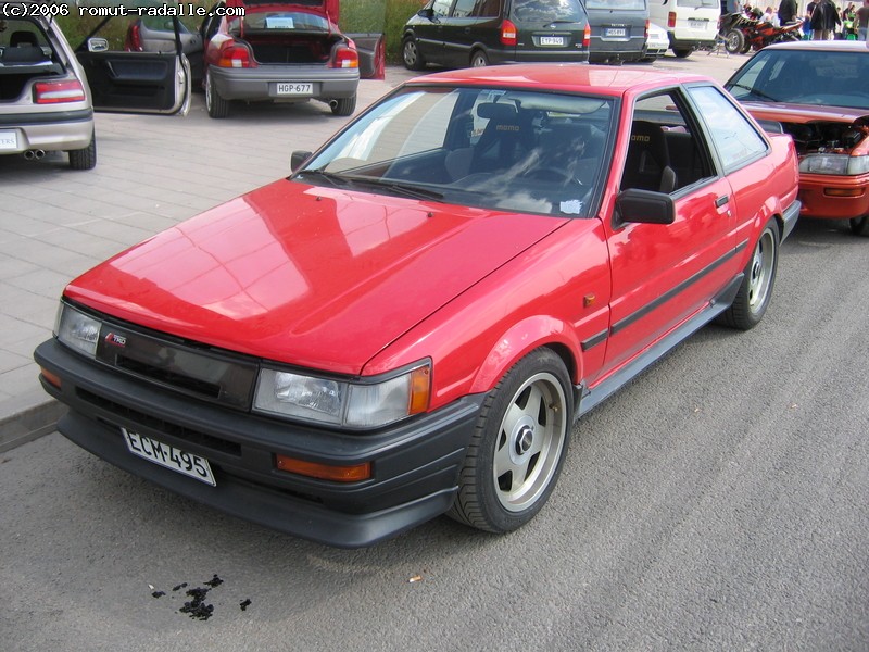 AE86 Toyota Corolla GT Punainen