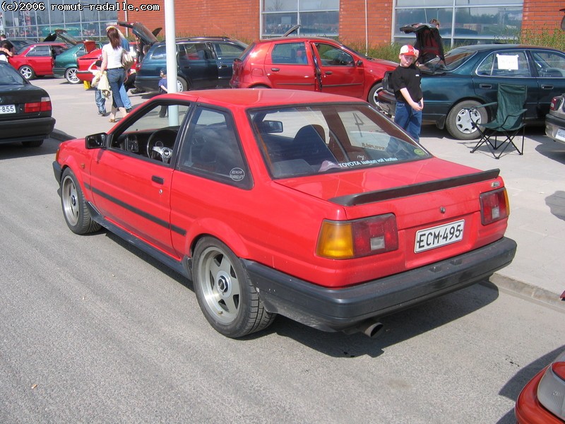 Punainen Toyota Corolla GT AE86